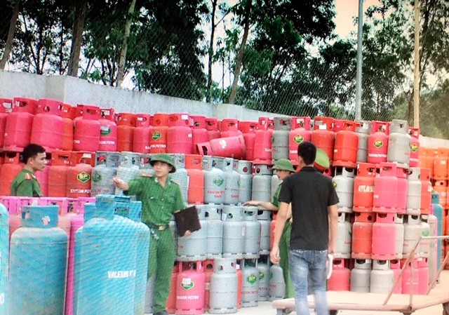 Phát hiện vụ tàng trữ trái phép hơn 1 vạn vỏ bình gas Lực lượng chức năng kiểm tra trạm chiết nạp gas của Cty TNHH Dầu khí Thanh Hóa. Ảnh: M.Đ