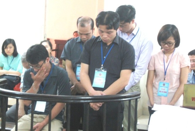 Sáu cán bộ, bác sĩ Bệnh viện Nội tiết Trung ương lĩnh án treo Các bị các tại toà. Ảnh: DĐ