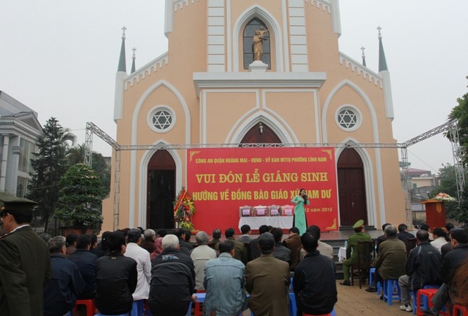 Mừng Giáng sinh, công an đến tận nơi làm thủ tục hành chính cho dân Cán bộ Công an quận Hoàng Mai tổ chức văn nghệ mừng Giág sinh tại giáo xứ Nam Dư. Ảnh: MĐ
