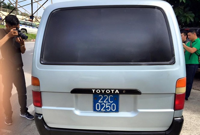 Bắt xe biển xanh nghi chở gỗ lậu Chiếc xe BKS màu xanh chở gỗ không giấy tờ.