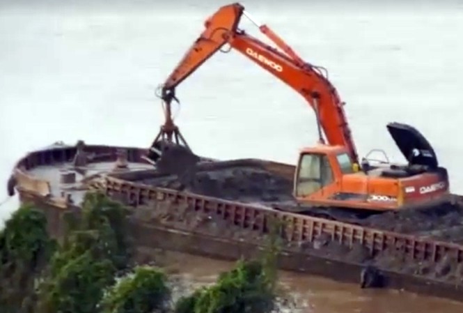 Vụ tàu đổ chất thải xuống sông Hồng: Tạm đình chỉ 3 cảnh sát Ngang nhiên xả chất thải xuống sông Hồng. Ảnh: VNN