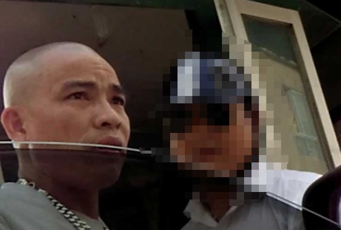 Hà Nội: Côn đồ ngang nhiên dùng dao cưỡng đoạt tiền của tài xế Các đối tượng bủa vây anh Đ. Ảnh cắt từ clip