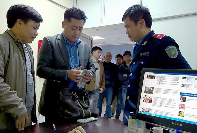 Tài xế taxi trả lại 14.000 USD cho khách nước ngoài bỏ quên ông Park Saejin (giữa) nhận lại số tiền bỏ quên.