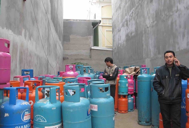 Phát hiện nhiều bình gas nghi bị 'cắt tai mài vỏ' Chủ cơ sở kinh doanh và số bình gas tại khu đất trống.