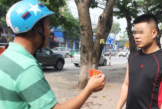 Bộ Công an nói về điều kiện CSGT 'hoá trang' khi tuần tra CSGT Công an TP Vinh hoá trang tuần tra, kiểm soát xử lý vi phạm. Ảnh: Cảnh Huệ.