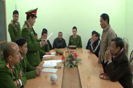 Bắt nguyên bí thư, chủ tịch xã bán đất tràn lan Cơ quan CSĐT đọc lệnh bắt giữ các đối tượng liên quan.