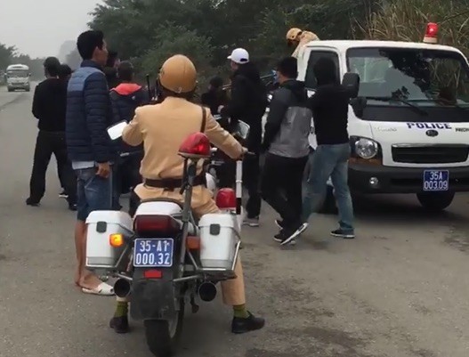 Phạt hơn 7 triệu đồng thanh niên 'đánh võng' xe máy trước mặt CSGT CSGT ngăn chặn kịp thời hành vi vi phạm của thanh niên lạng lách, đánh võng. Ảnh cắt từ clip.