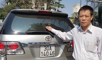 Đối tượng tưới xăng lên ô tô 'chủ nợ' từng lĩnh tù chung thân Anh Báu cùng chiếc xe bị tưới xăng. Ảnh: M.Đ