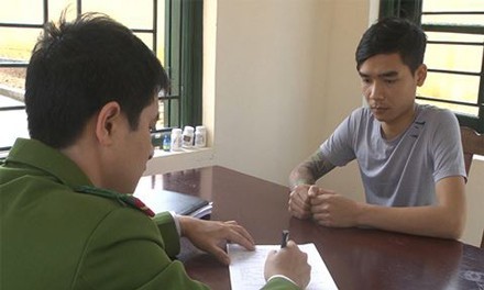 Đối tượng trong đường dây đánh bạc nghìn tỷ ra đầu thú Hoàng Văn Trọng tại cơ quan công an.