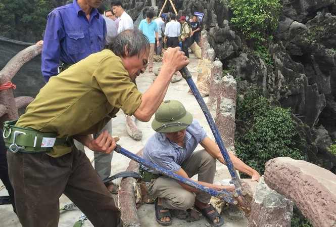 Cận cảnh tháo dỡ công trình 'khủng' xâm phạm di sản Tràng An Từ hôm nay (30/3), công ty CP Du lịch Tràng An – đơn vị xây dựng công trình “khủng” trái phép trong di sản Tràng An, bắt đầu phá dỡ gần 1.000 bậc bê tông được xây dựng tại núi Cái Hạ, xã Trường Yên, Hoa Lư, Ninh Bình nằm trong vùng lõi di sản Tràng An.