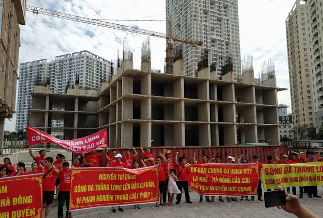 Hàng trăm khách hàng căng băng rôn đòi nhà Hàng trăn khách hàng căng băng rôn đòi nhà. Ảnh: Minh Đức