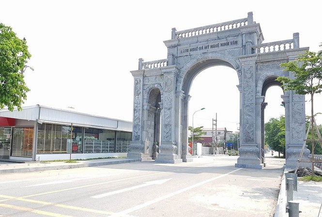 Cận cảnh cổng làng 11 tỷ ở Ninh Bình Cổng làng 11 tỷ gây xôn xao dư luận. Ảnh: M.Đ