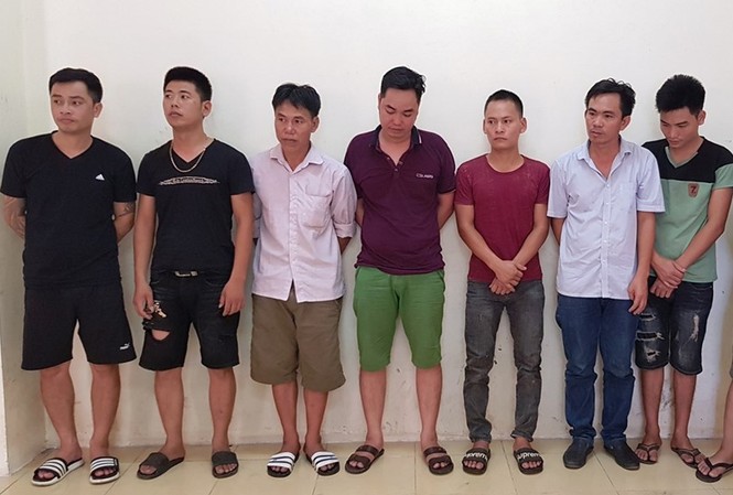 Bắt 8 đối tượng cá độ bóng đá qua mạng 8 đối tượng cá độ bị bắt giữ. Ảnh cơ quan công an cung cấp.