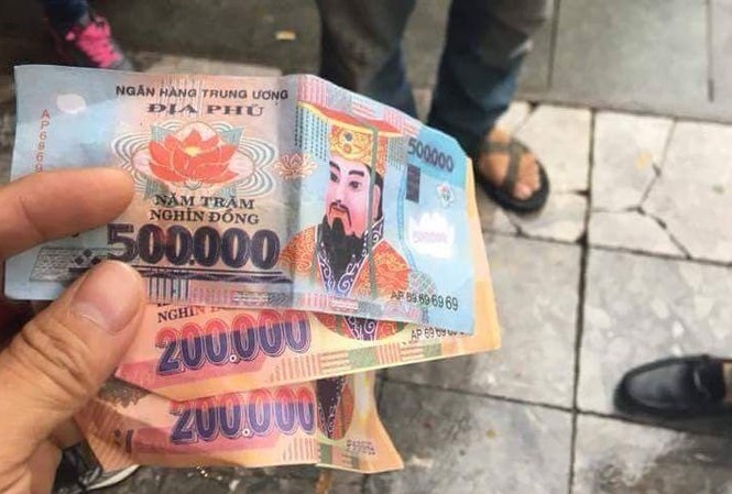 Điều tra nghi án xích lô dùng tiền âm phủ giao dịch với du khách Dùng tiền âm phủ để giao dịch.