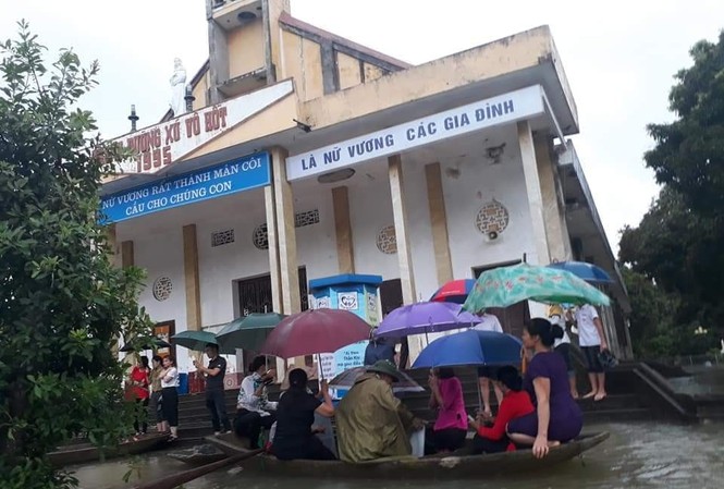 Hết mưa, dân vẫn 'vùng vẫy' trong nước lũ Người dân sử dụng thuyền làm phương tiện đi lại tại xã Lạc Vân, Nho Quan. Ảnh: Anna