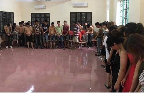 Đột kích trang trại phát hiện gần 50 đối tượng sử dụng ma túy Gần 50 đối tượng nam, nữ sử dụng ma tuý tại trang trại. Ảnh: Đ.T
