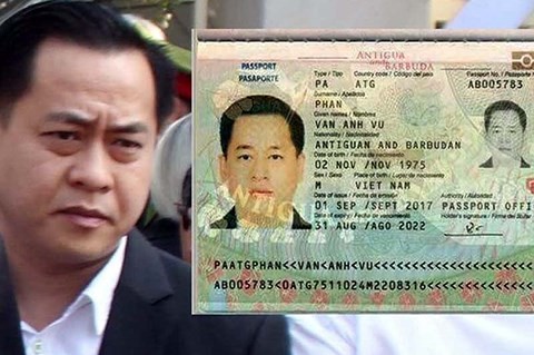 Bắt kẻ lừa làm hộ chiếu quốc tịch Mỹ cho Vũ 'nhôm' Phan Văn Anh Vũ cùng 1 trong 3 tấm hộ chiếu.