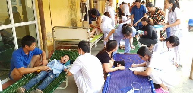 Hàng trăm học sinh tiểu học ở Ninh Bình nhập viện nghi ngộ độc Bệnh viện phải kê thêm giường ở hành lang và sân để khám, chữa cho học sinh. Ảnh: NT