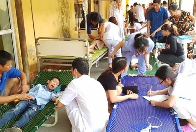 150/300 học sinh nghi ngộ độc thực phẩm đã xuất viện Hàng trăm học sinh nhập viện sau bữa ăn trưa. Ảnh: NT