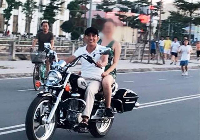 Nữ sinh khốn đốn vì bị nhầm là nạn nhân vụ xâm hại tình dục tập thể Nữ sinh ngồi sau xe của Kiểm không phải nạn nhân trong vụ xâm hại.
