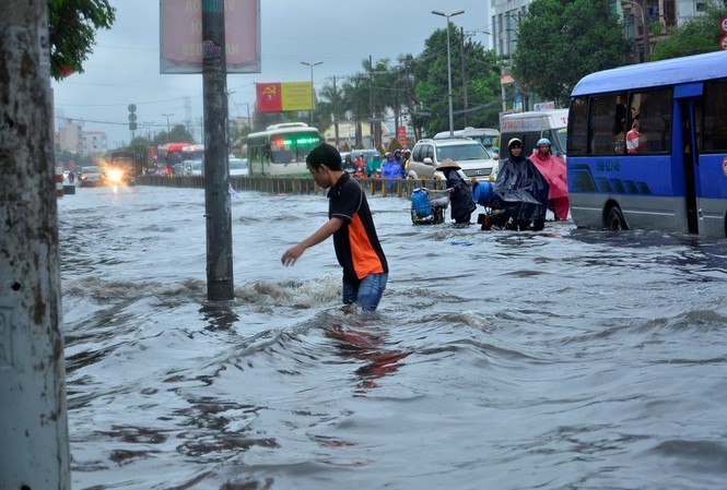 Sở GTVT TPHCM giải trình việc xây trạm trước mua máy bơm sau Hàng trăm tỷ đồng giải cứu, ngập vẫn ngập.