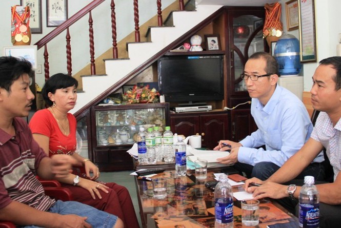 Nhà báo Nhật bất ngờ trước luận điệu tráo trở của Trung Quốc Nhà báo Yamanka tìm hiểu thông tin đâm chìm tàu, hoàn cảnh chủ tàu cá ĐNa 90152 và các thuyền viên. Ảnh: Nguyễn Huy