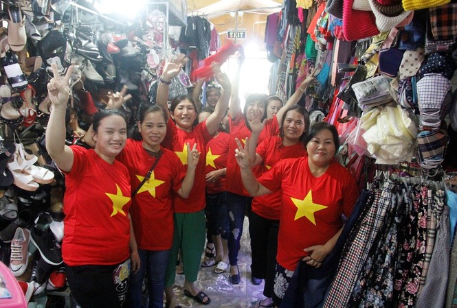 “Tới giờ, đóng cửa, mang áo cờ tổ quốc đi cổ vũ đội tuyển U23!” “Tới giờ, đóng cửa, mang áo cờ tổ quốc đi cổ vũ đội tuyển U23!”