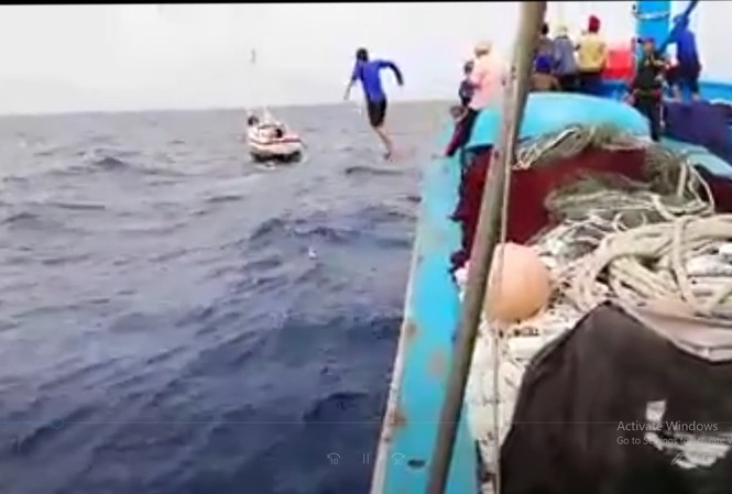 Ngư dân kể chuyện cứu 'ông Tây' trôi dạt gần 40 ngày trên biển Ngư dân kể chuyện cứu 'ông Tây' trôi dạt gần 40 ngày trên biển