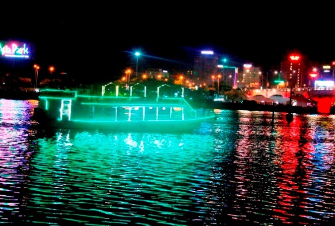 Dời tàu thuyền ra khỏi Cảng sông Hàn để phục vụ pháo hoa Dời tàu thuyền ra khỏi Cảng sông Hàn để phục vụ pháo hoa
