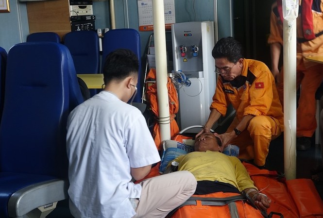Vượt biển xuyên đêm cứu thuyền viên tai biến mạch máu não Vượt biển xuyên đêm cứu thuyền viên tai biến mạch máu não