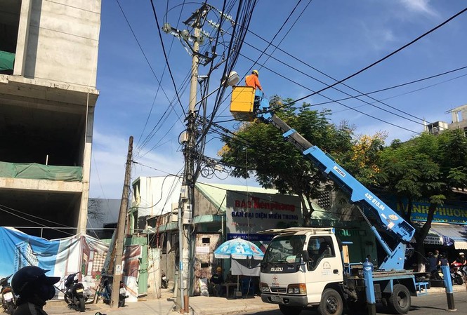 Thanh sắt 1m rơi từ công trình 21 tầng, người dân hoảng hốt tháo chạy Thanh sắt 1m rơi từ công trình 21 tầng, người dân hoảng hốt tháo chạy