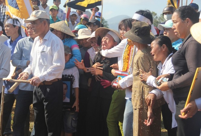 Xóm nghèo nghẹn ngào tiễn đưa ‘hiệp sĩ' Thôi về đất mẹ Xóm nghèo nghẹn ngào tiễn đưa ‘hiệp sĩ' Thôi về đất mẹ