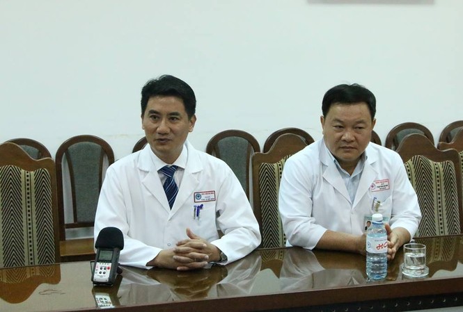 Vụ vợ con tử vong, chồng nguy kịch ở Đà Nẵng: Bệnh nhân đã hồi tỉnh BS. Lê Đức Nhân (bìa trái) thông tin tình hình bệnh nhân Đ.N.V. Ảnh: T.T.