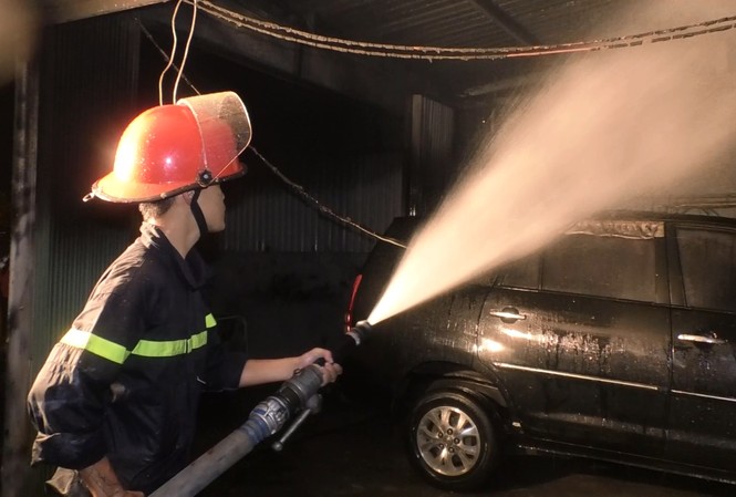 Cháy gara trong đêm, nhiều xe ô tô bị thiêu rụi Cháy gara trong đêm, nhiều xe ô tô bị thiêu rụi