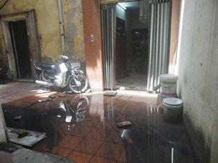 Khu tập thể khốn đốn vì ngập nước, ô nhiễm kéo dài Vài ngày sau mưa, nước vẫn ứ đọng tại Khu Tập thể B5 Vĩnh Hồ Ảnh: K.N