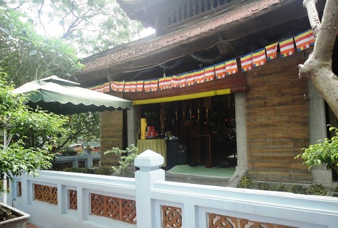Di tích quốc gia bị lấn chiếm nghiêm trọng Chứng tích rõ rệt nhất của gò Đống Thây là ngôi đền chính nằm trên gò đất cao Ảnh: K.N