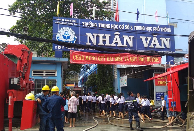 Trường học phát hỏa, hàng trăm học sinh tháo chạy giữa trưa Trường học phát hỏa lúc giữa trưa.