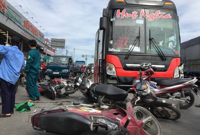 Ô tô 'điên' đâm hàng loạt xe dừng đèn đỏ, nhiều người bị thương Hiện trường vụ tai nạn.