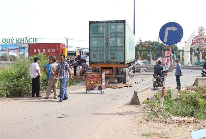 Xe container lao tự do trên đường, 2 người thương vong Hiện trường tai nạn.