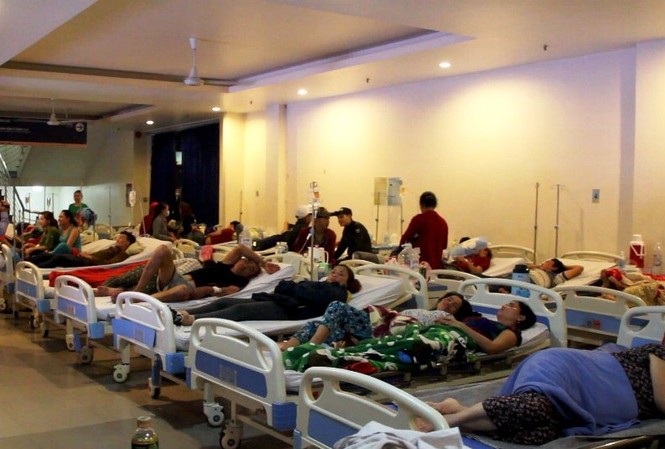TPHCM: Gần 100 công nhân ói, ngất xỉu sau bữa ăn tối Gần 100 công nhân ngộ độc sau bữa ăn tối
