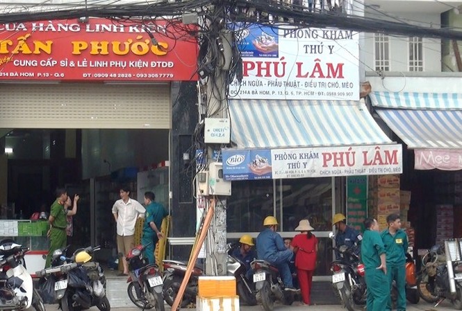 Đang lắp biển quảng cáo, 3 người bị điện giật nguy kịch Lực lượng chức năng điều tra vụ việc.