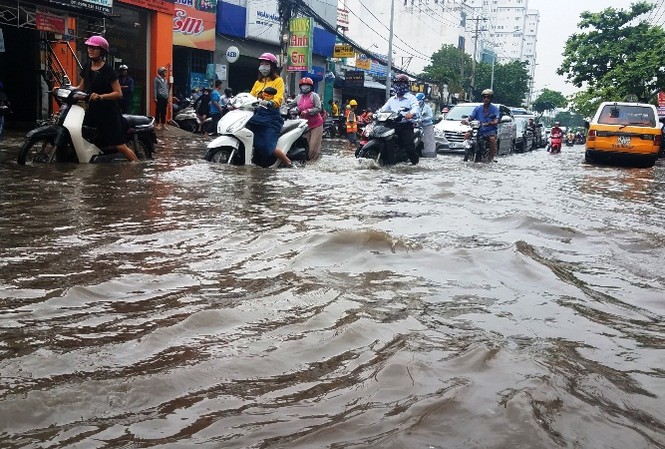 Bí thư TPHCM: Ngập nước, kẹt xe còn dài dài Bí thư Nguyễn Thiện Nhân cho biết, TPHCM sẽ còn ngập nước dài dài.