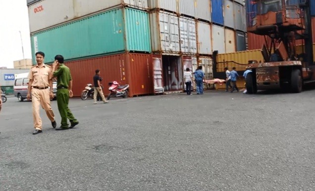 Tài xế bị thùng container đè chết ở Sài Gòn Lực lượng chức năng điều tra vụ việc.