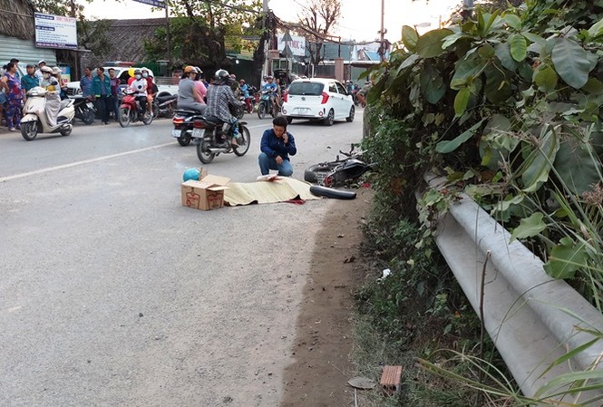 Truy đuổi gần 2km chặn xe ben cán chết người rồi bỏ chạy Hiện trường vụ tai nạn.