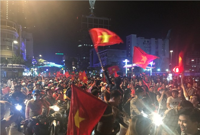 Người dân Sài Gòn trắng đêm ăn mừng chiến thắng của U23 Việt Nam Chiến thắng của tuyển U23 Việt Nam khiến người hâm mộ vô cùng vui mừng.