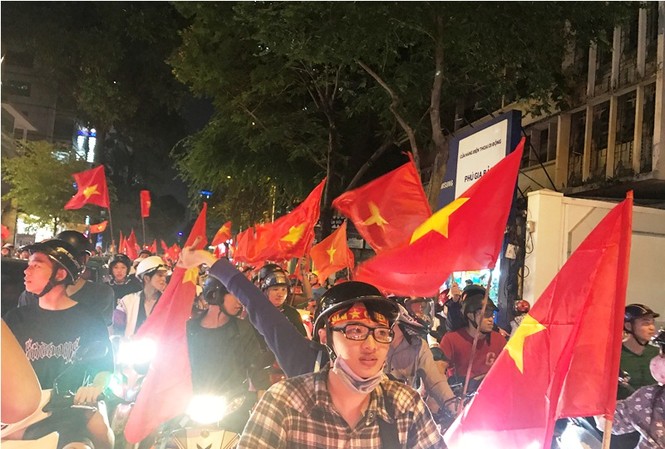 Đường phố Sài Gòn ngập tràn cờ đỏ sao vàng mừng U23 Việt Nam Đường phố Sài Gòn ngập tràn cờ đỏ sao vàng mừng U23 Việt Nam