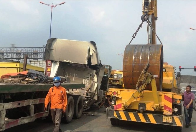 Kinh hoàng cuộn sắt hơn 20 tấn đè bẹp cabin ô tô Cuộn sắt hơn 20 tấn đè bẹp cabin xe container.