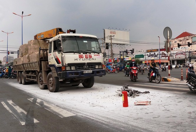 Xe máy cháy ngùn ngụt sau cú tông của xe tải, 2 người thương vong Hiện trường tai nạn.