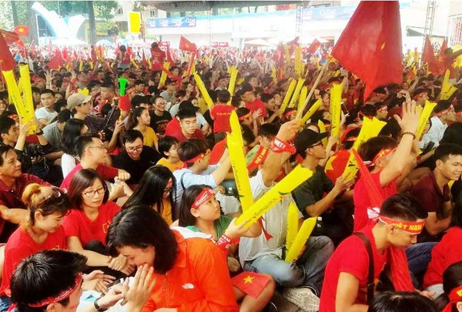 U23 Việt Nam đã kết nối triệu trái tim người Việt Những người lạ sẵn sàng giúp đỡ nhau, hòa chung niềm vui với bóng đá.