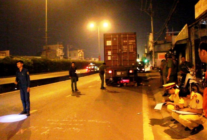 Thanh niên tử vong vì đâm đuôi xe container đêm 26 Tết Lực lượng chức năng xử lý vụ việc.